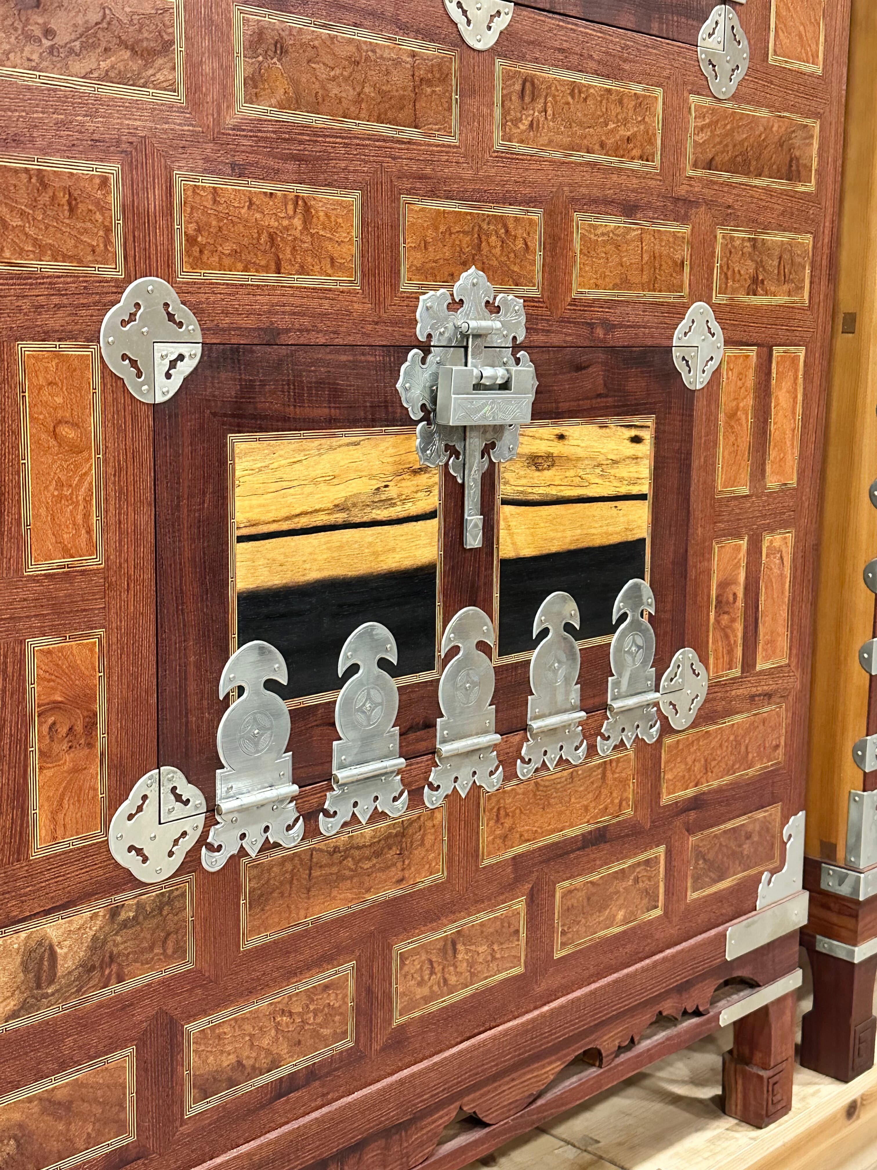 Iron fittings and wood grain on a Jeonjujang