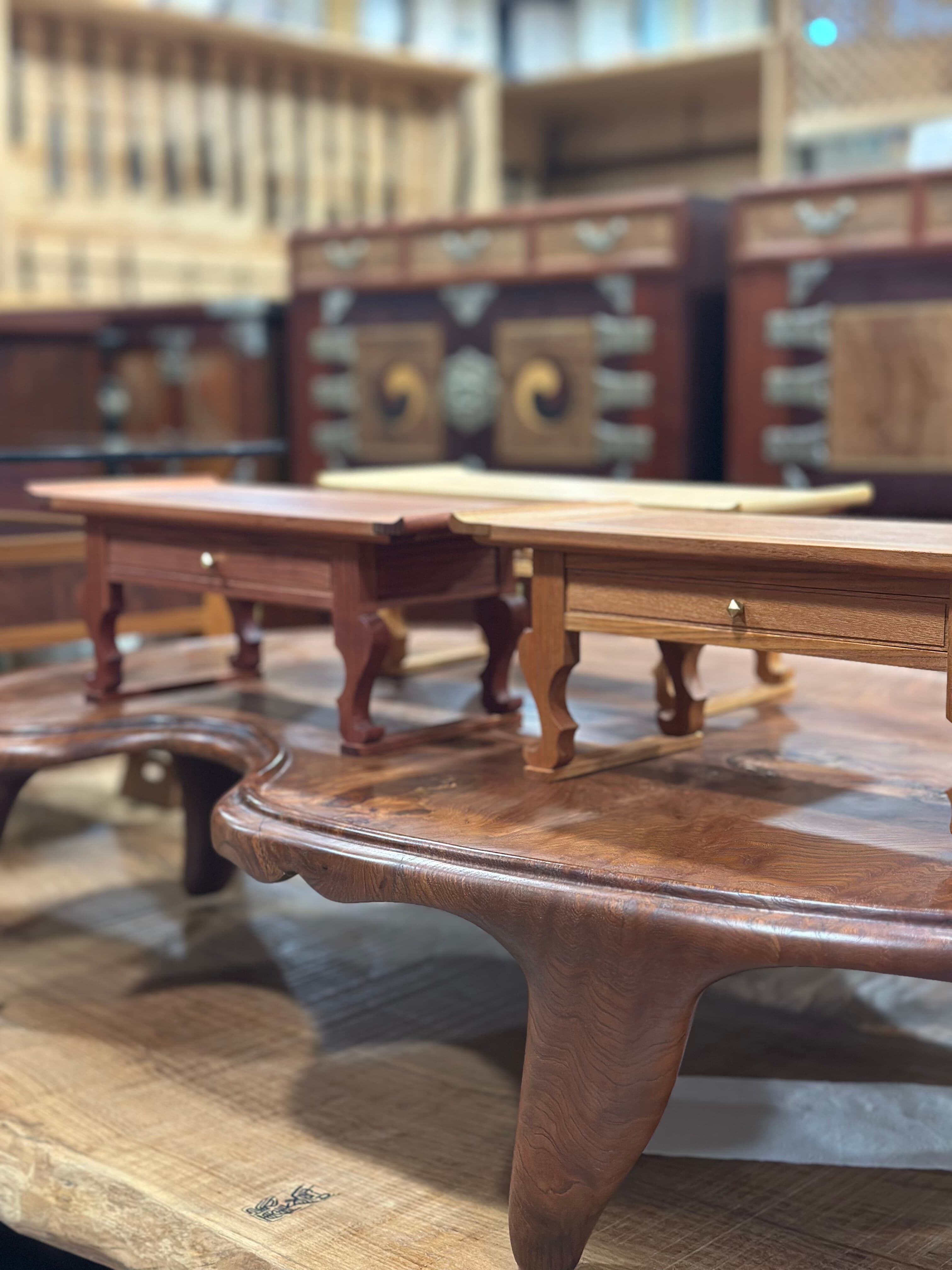 A small table balancing traditional curves