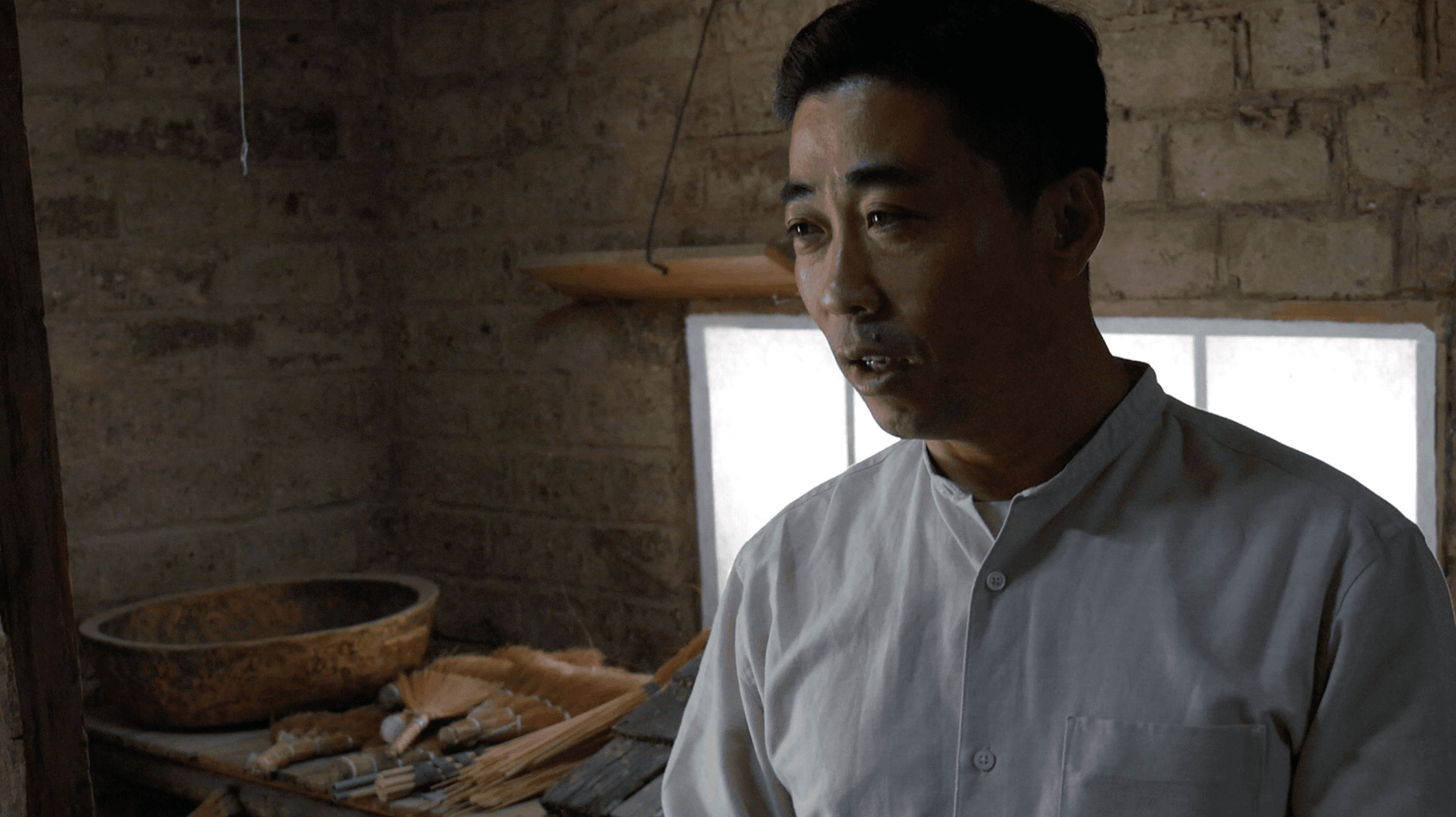 Artisan Chunho Kim working